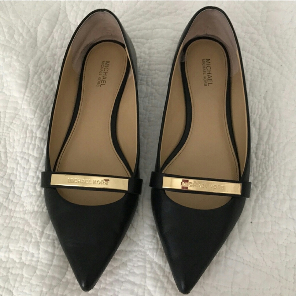 Michael Kors flats. Black with gold hardware ❤️